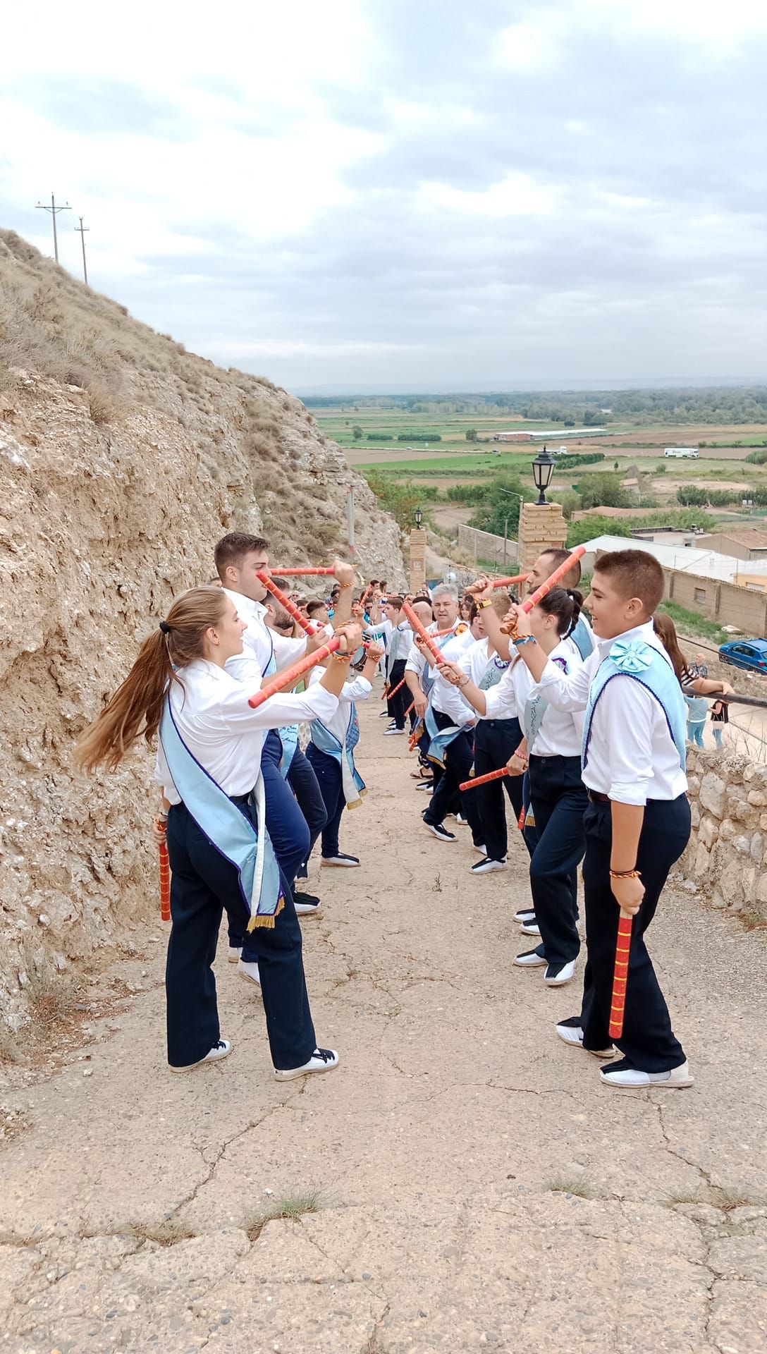 Subida de los Danzantes de Remolinos a la ermita del Santo Cristo.