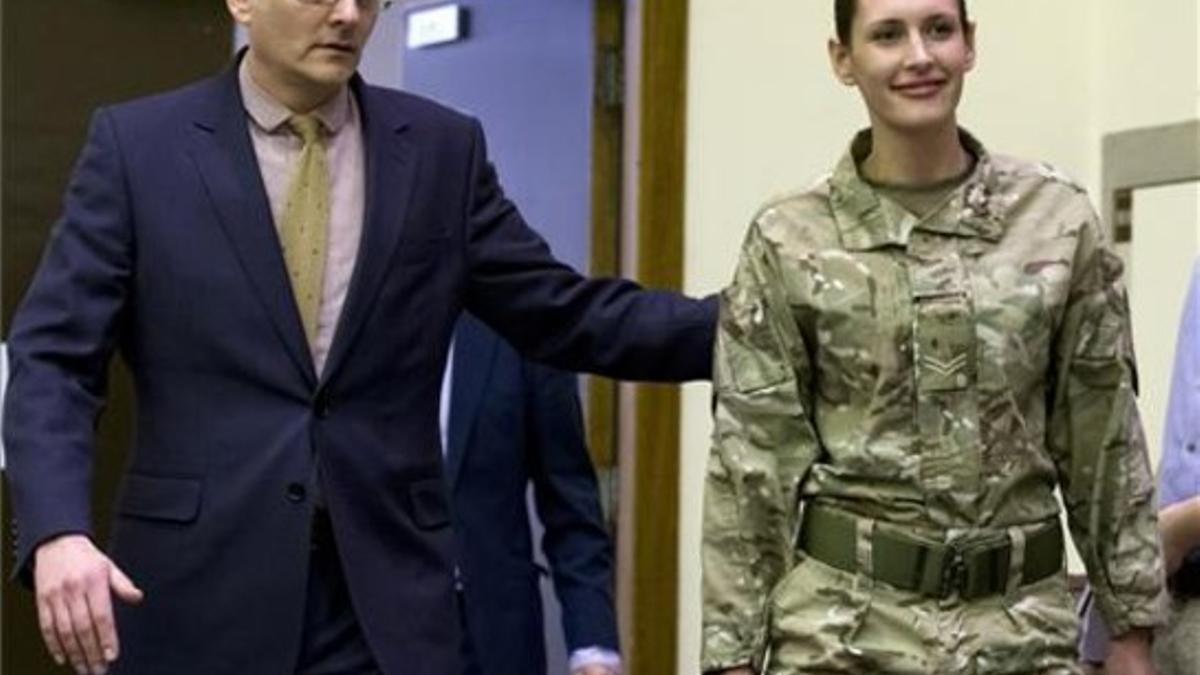 Anna Cross, junto al doctor Michael Jacobs, a su llegada a la rueda de prensa en el Royal Free Hospital, en Londres.