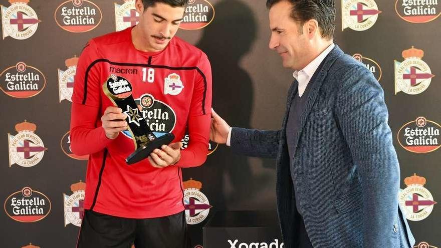 Carlos Fernández, con el trofeo al Jugador Estrella Galicia del mes de octubre, junto a Cristian Martín.