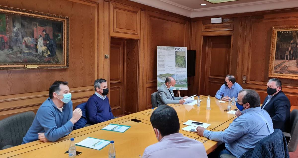 Imagen de archivo de la reunión entre la Diputación y Ovigen a principios de 2022 con motivo del proyecto del Centro de Innovación del Ovino. | Cedida