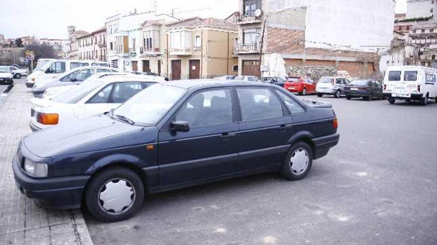 Aparcamiento de coches frente al colegio Jacinto Benavente en La Horta