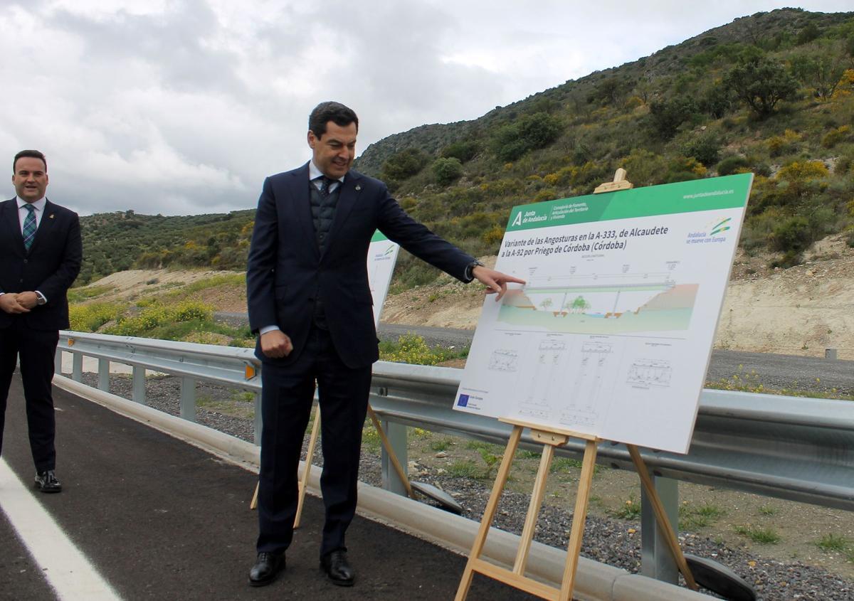 Juanma Moreno explica, en presencia de Juan Ramón Valdivia, las actuaciones de la variante de Las Angosturas.