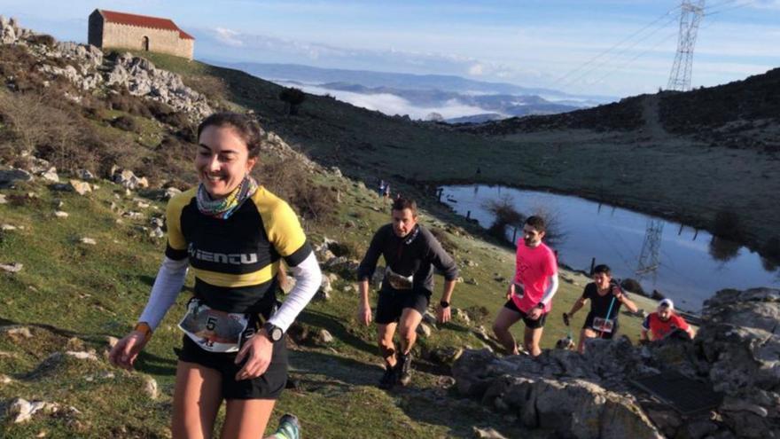 Paula Pevida, ganadora femenina, tira de un grupo de corredores en el mayéu de las capillas del Monsacro con la ermita de La Magdalena de fondo