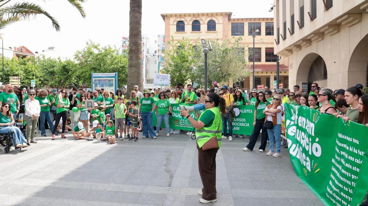 Los profesores se manifiestan en Sant Joan durante el segundo día de huelga Los profesores se manifiestan en Sant Joan durante el segundo día de huelga