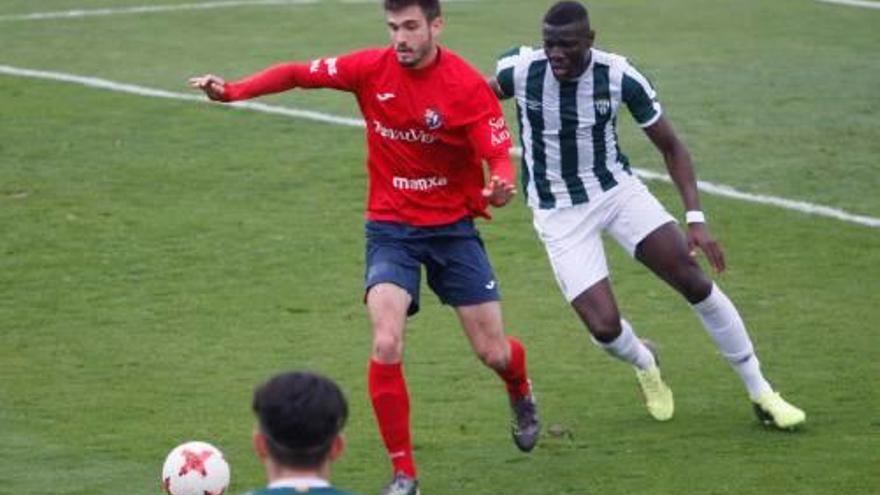 Cosme controla la pilota durant l&#039;Olot-Peralada-Girona B.