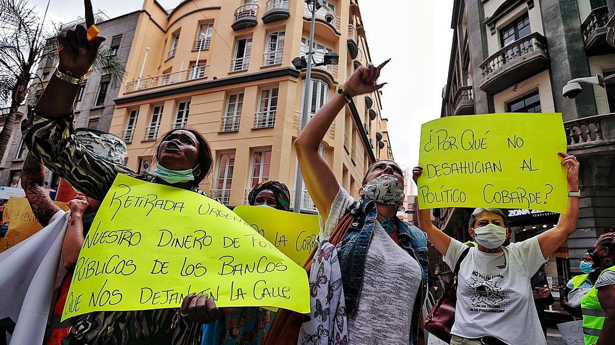 Concentración frente a la sede del Parlamento de Canarias, en Santa Cruz de Tenerife,  de afectados por desahucios y problemas de vivienda. | | MARÍA PISACA