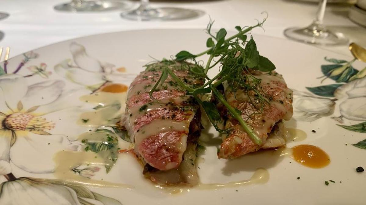 El salmonete relleno de setas del restaurante Trastámara en Helguera Palacio Boutique (Cantabria).