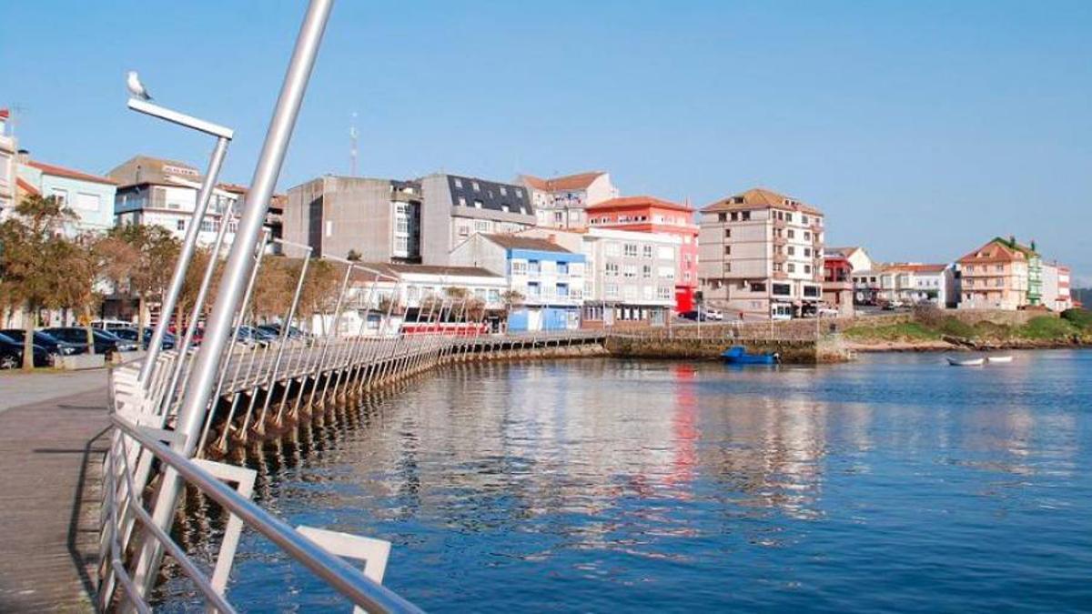 Vista de la fachada portuaria de la capital de Camariñas