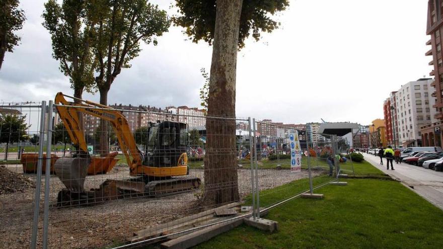 Obras en La Exposición donde estaba la pista para jugar a la petanca.