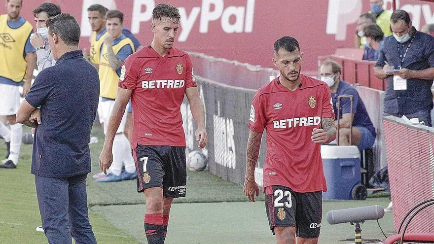 Alegría y Stoichkov, con gesto contrariado tras ser sustituidos en el encuentro ante el Rayo Vallecano.