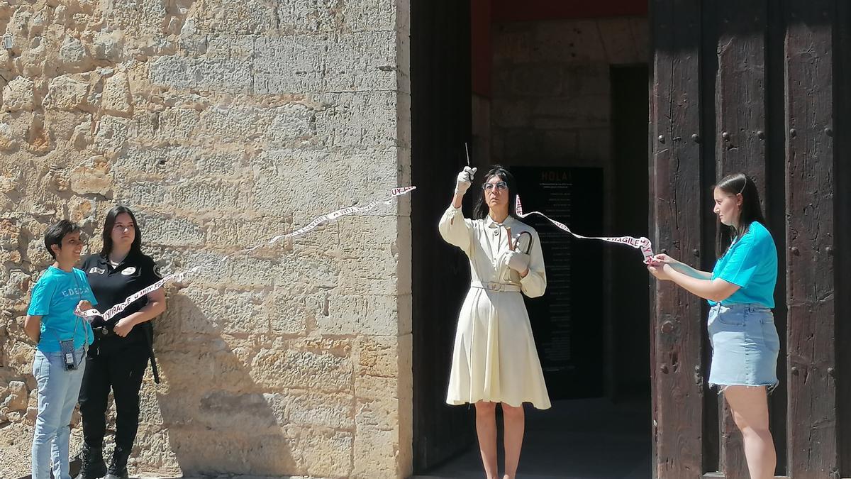 Una artista corta la cinta de inauguración de la sede del Alcázar en un espectáculo performance