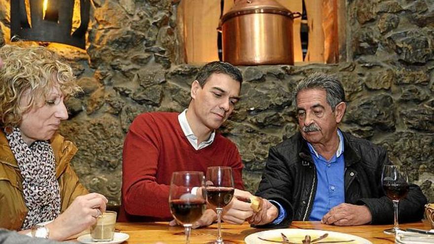 Pedro Sánchez va compartir vi i anxoves amb Miguel Ángel Revilla