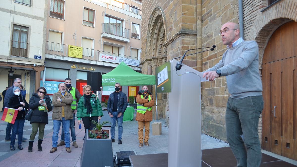 Jorge Buxadé en la Plaza de Santa María de Benavente, durante el mitin. / E . P.