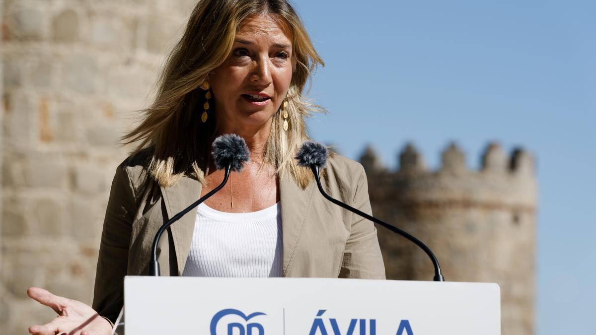 La portavoz del PP en el Senado, Alicia García, comparece ante los medios informativos en Ávila.