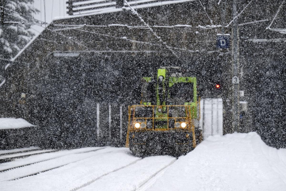 Un tractor ferroviario se ve en la estación de Goppenstein en Goppenstein, Suiza, 16 de febrero de 2026.