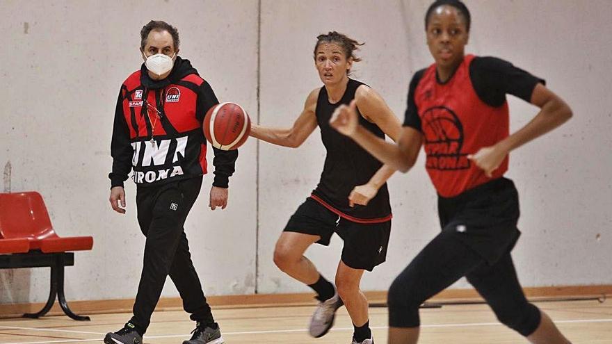 Alfred Julbe, en un entrenament observant Palau i Elonu