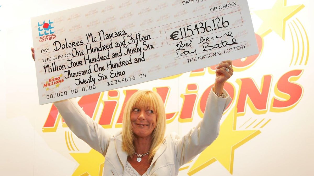 Los 250 millones de euros del bote de Euromillones son de un único acertante que selló su boleto en Irlanda. En la imagen, la irlandesa Dolores McNamara ya ganó 115 millones en 2005.