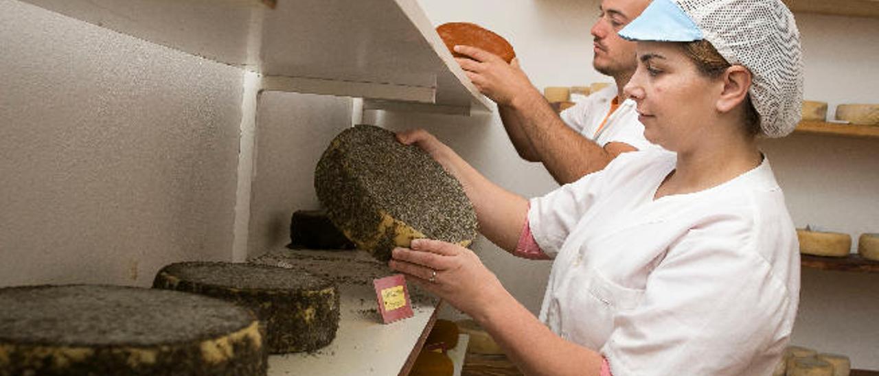 Daniel Rodríguez y Yurena Álvarez en el interior de su quesería artesanal La Casita de Vallebrón 0329, en Fuerteventura.