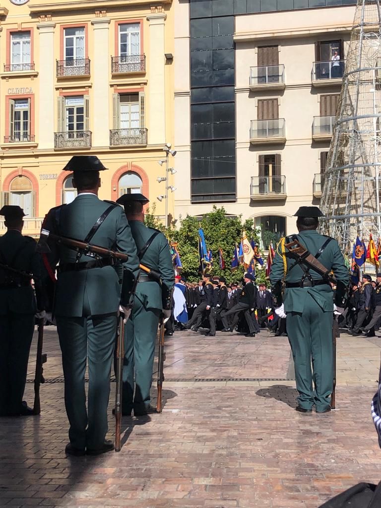 Desfile de veteranos de la Guardia Civil y el Ejército, en la plaza de la Constitución