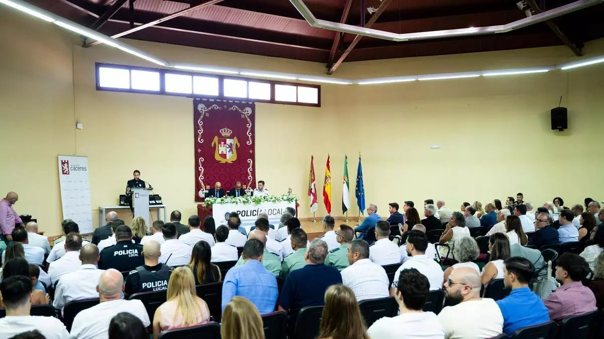 Rescates, vidas salvadas e investigaciones: Cáceres reconoce a 60 policías locales en el día de su patrona