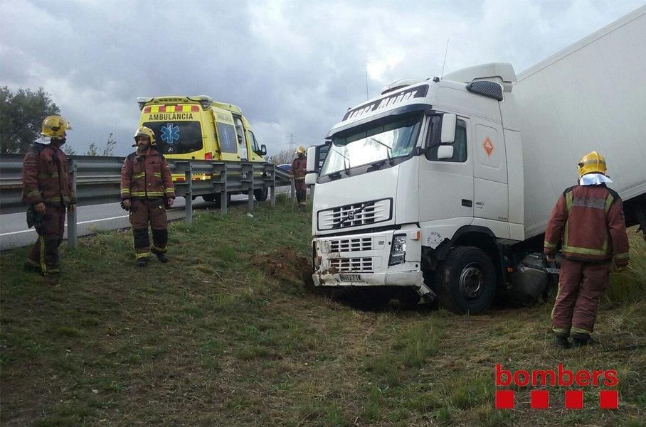 Sortida de via d'un camió amb un ferit lleu