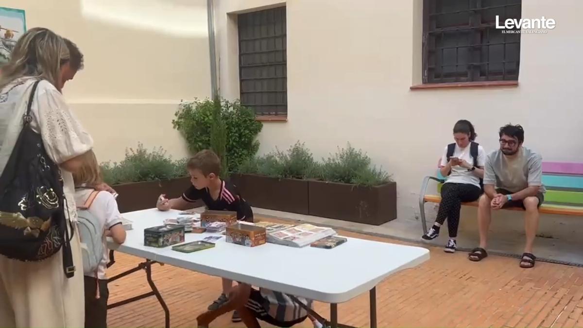 Coleccionar y negociar cromos de la Liga o Pokemon: la nueva iniciativa de la Biblioteca Central de Gandia para fomentar la socialización infantil