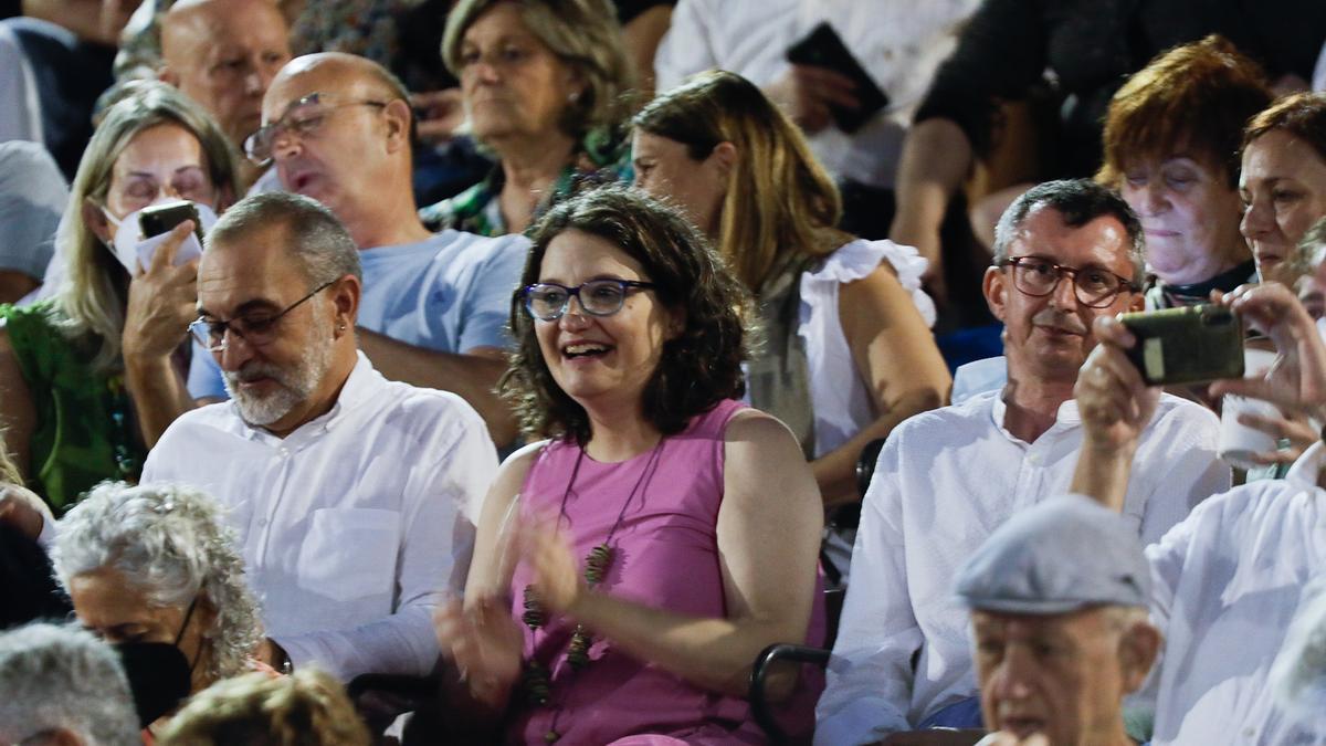 Mónica Oltra en el concierto de Serrat en València