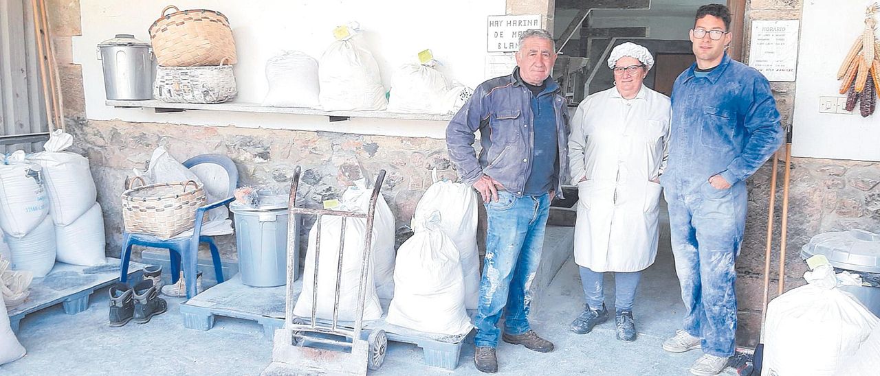 Bernardo Bulnes,  Carmen Sánchez y  el hijo de ambos, Pablo, a la entrada de su  molino en Corao.