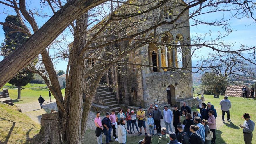 Turistas en Santa María del Naranco. |Luisma Murias