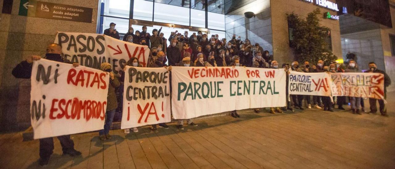 Vecinos de barrios del centro-sur se concentran frente a Renfe por los retrasos en los pasos.  | PILAR CORTÉS