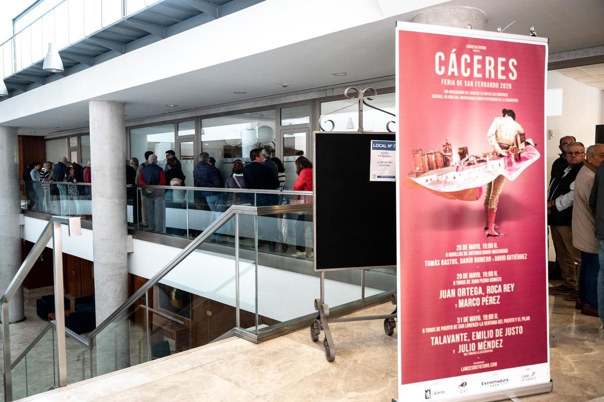 Galería | Largas colas en el Hotel Extremadura de Cáceres para renovar el abono de los toros