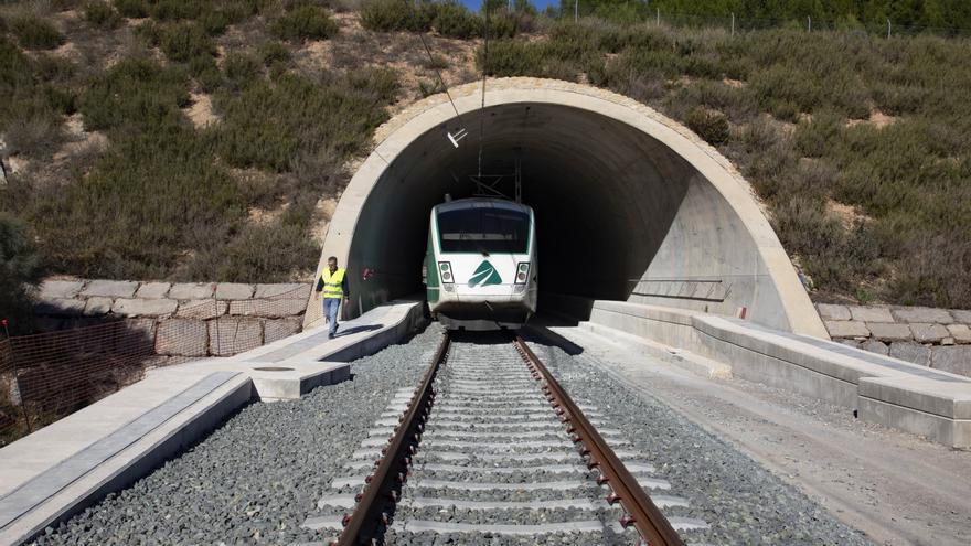 Las obras entre La Encina y Xàtiva alargan en 45 kilómetros el cuello de botella del Corredor Mediterráneo durante dos años