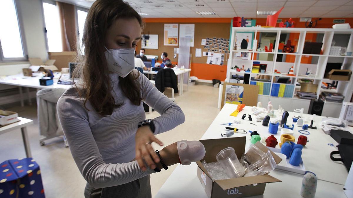 Una estudiante, con uno de los diseños elaborados en el laboratorio universitario Medialab, en Gijón. | |  ÁNGEL GONZÁLEZ