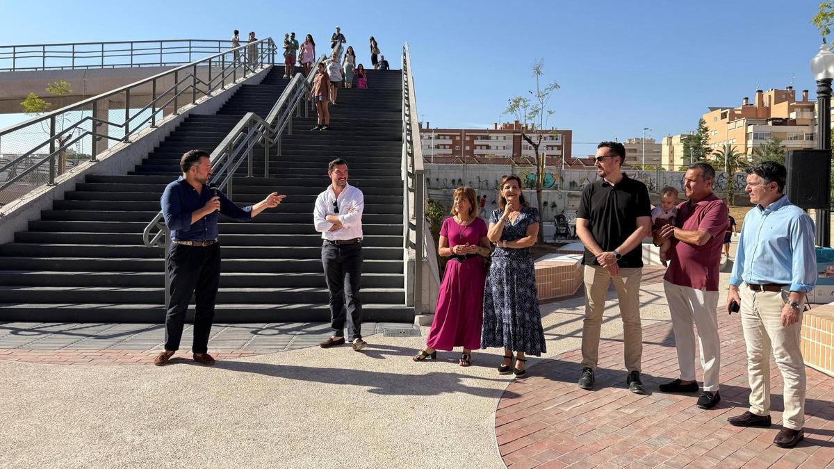 Elche abría ayer por completo -escaleras incluidas- la pasarela sobre las vías del tren en Altabix con un acto inaugural al que asistían cientos de vecinos