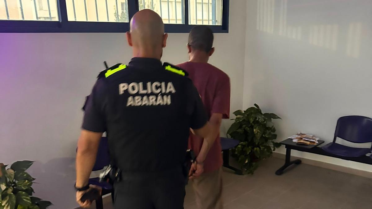 Un agente procede al arresto del sujeto en el vestuario.
