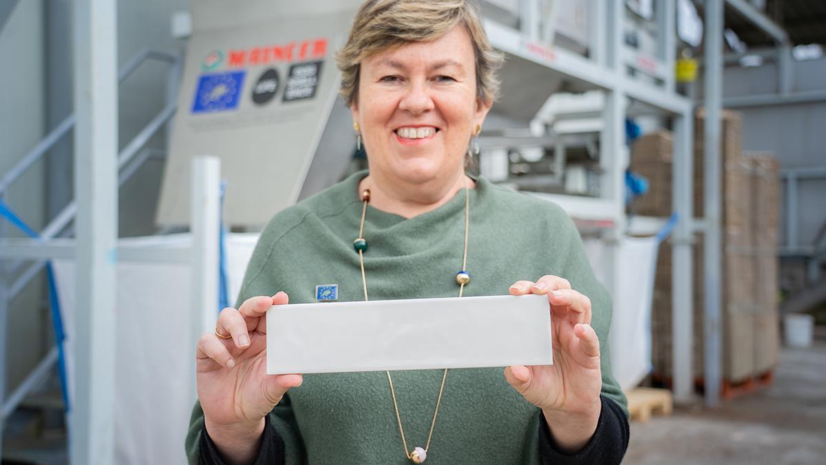 Paqui Quereda, del Instituto de Tecnología Cerámica de Castellón, muestra un azulejo elaborado con cáscara de huevo como componente.