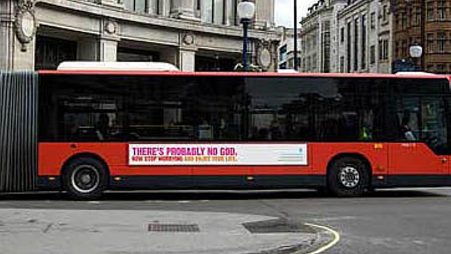 Un autobús circula por Londres con un cartel a favor del ateísmo.