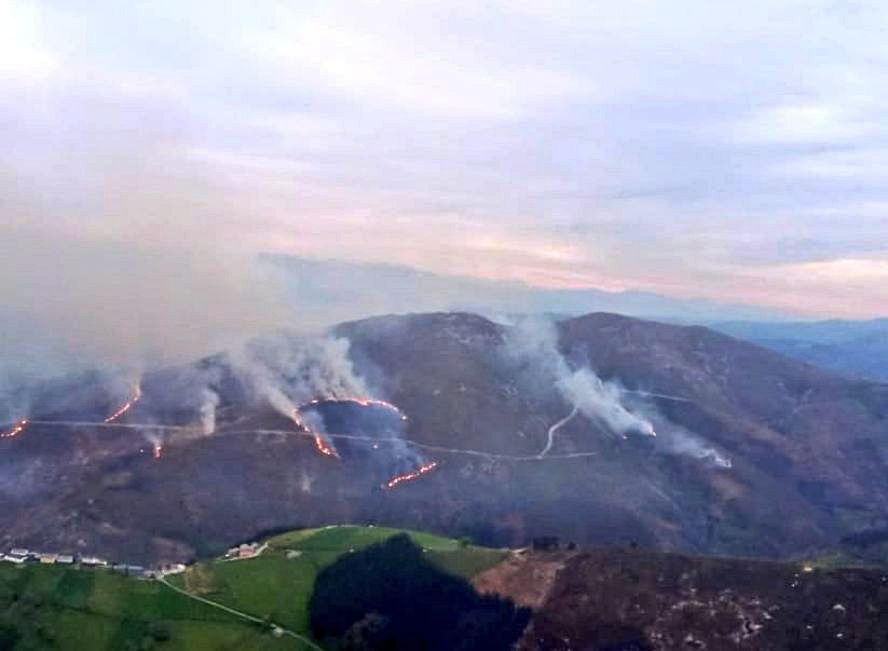 19 DE ABRIL | El fuego de Navelgas (Tineo), desbocado. | ATBRIF