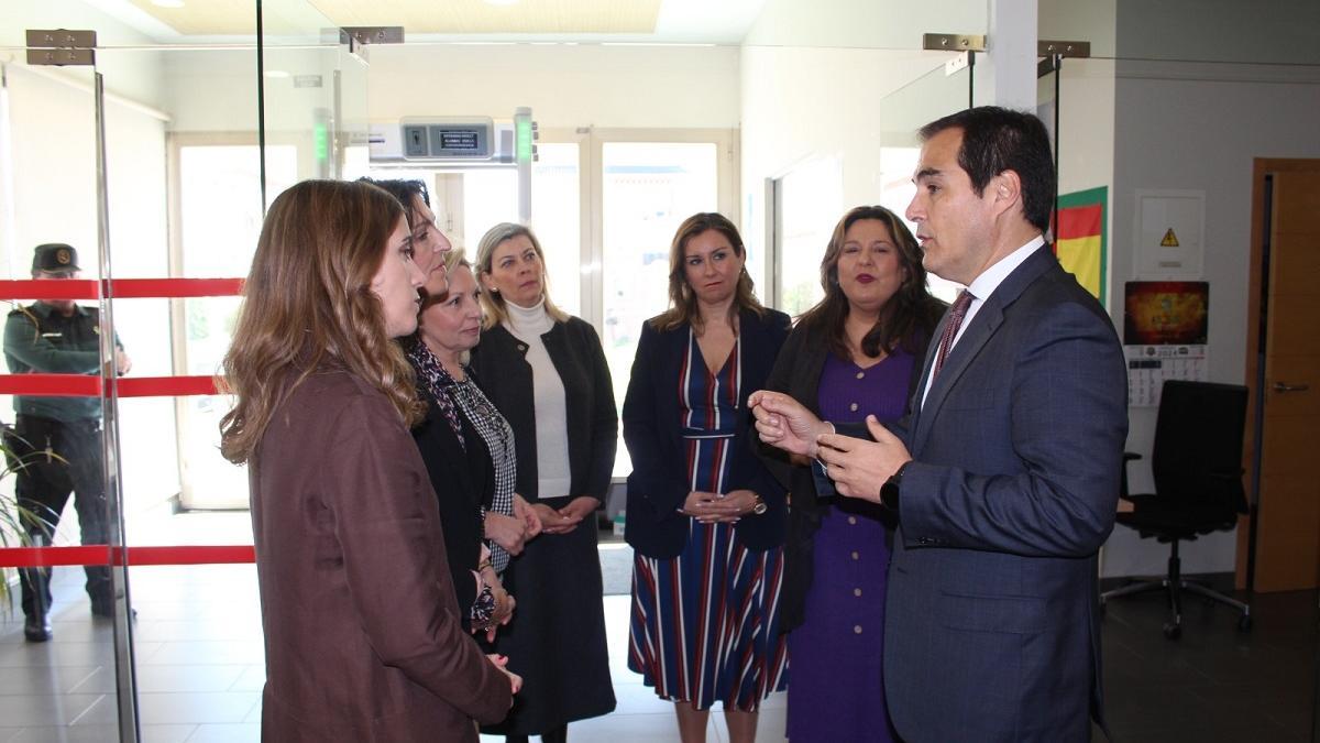 El consejero de Justicia, José Antonio Nieto, ha visitado el juzgado de Montoro acompañado por la alcaldesa de la localidad, Dolores Amo.