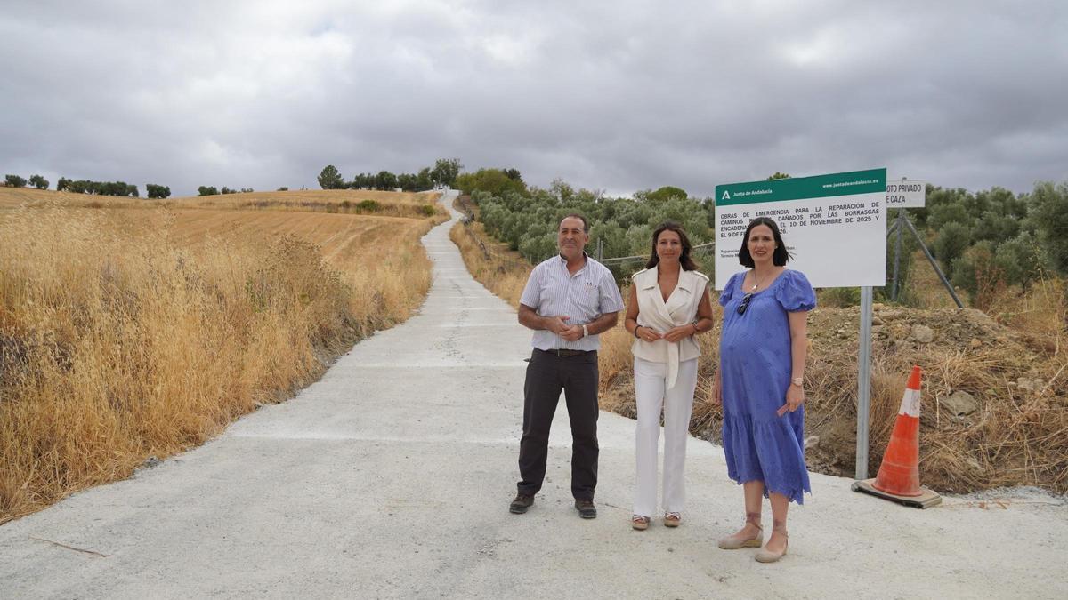 La delegada territorial de Agricultura, Pesca, Agua y Desarrollo Rural, Laura Soto, informa de caminos rurales en Ronda