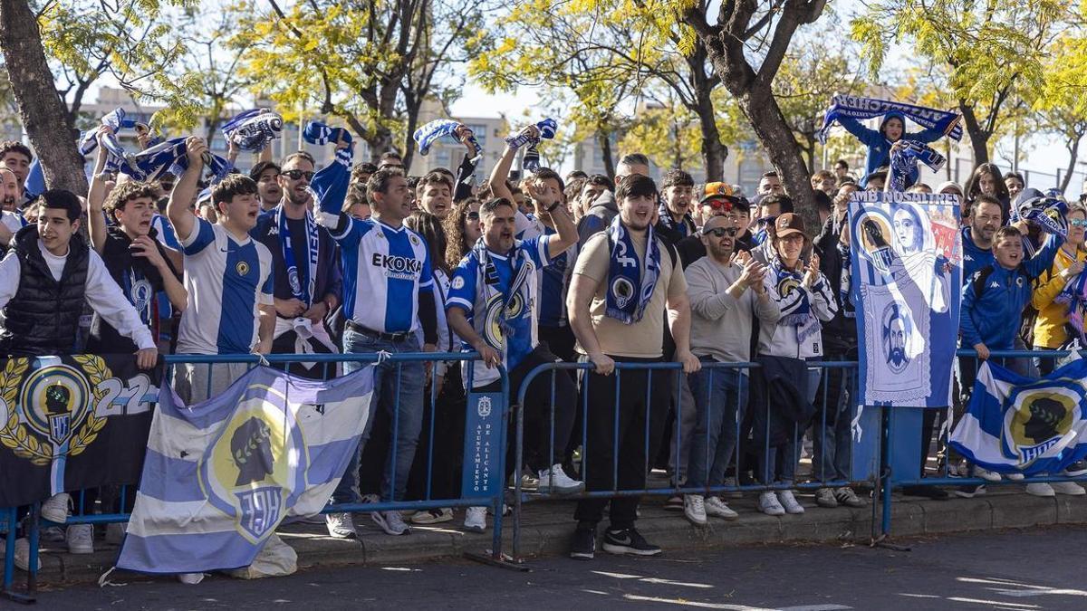 Aficionados del Hércules reciben al equipo en las inmediaciones del Rico Pérez, en Alicante.
