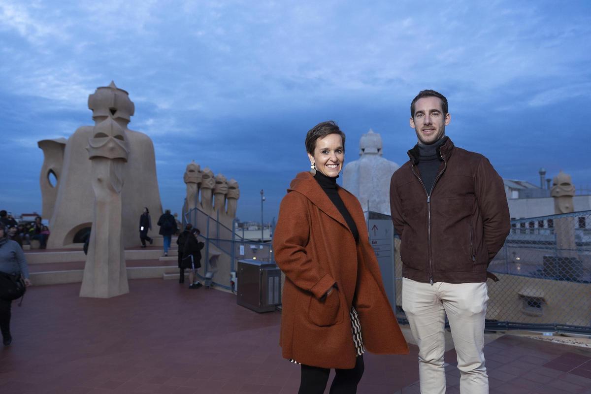 Gary Gautier y Elena Rakosnik en la terraza de la Pedrera.