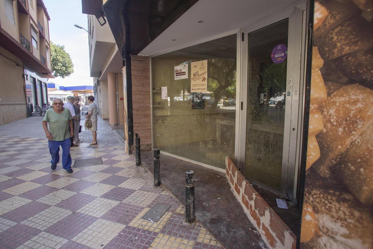 El bar deAlicia García sigue cerrado y con barro casi un año después de la riada, en una imagen de ayer.
