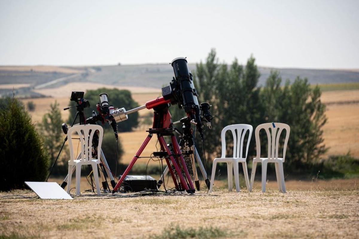 Varias personas instalan sus telescopios durante los preparativos en Villalibado Varias personas instalan sus telescopios durante los preparativos en Villalibado