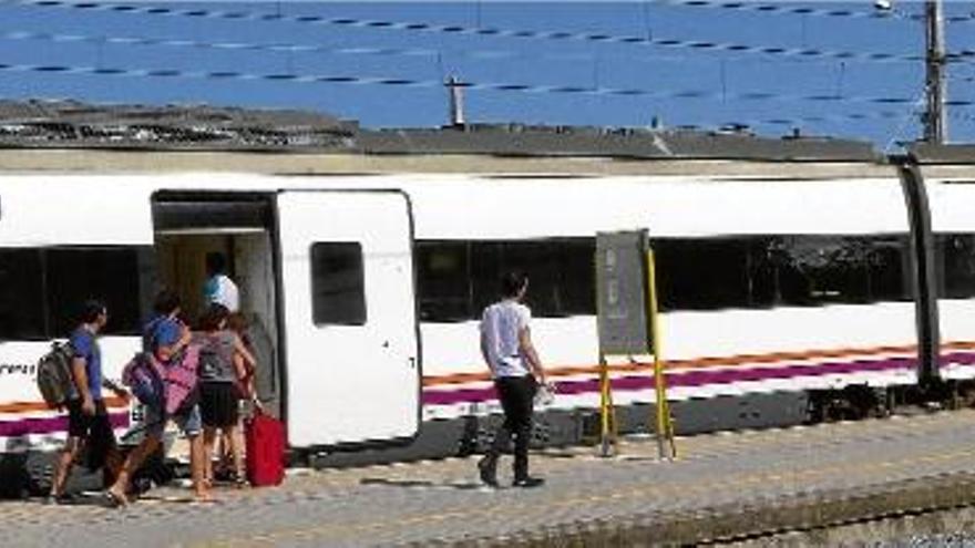 Usuaris agafant el tren ahir a la tarda a l&#039;estació de Figueres.