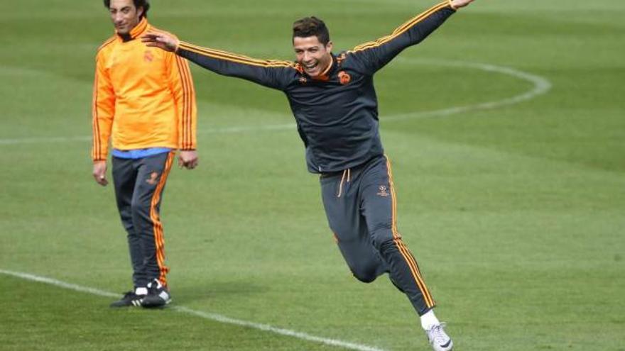 Cristiano Ronaldo bromea en el entrenamiento de ayer en la ciudad deportiva de Valdebebas. // Juan Carlos Hidalgo