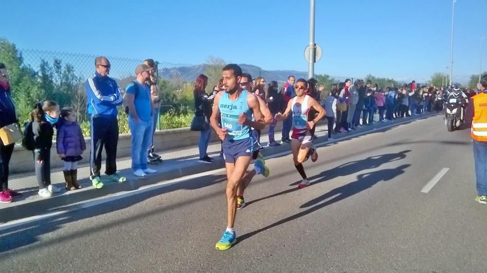 Más de 7.000 atletas tomaron la salida en una prueba que gozó de unas buenas condiciones para correr y que acabó encumbrando, de nuevo, al corredor del club Cueva de Nerja Abdelhadi El Mouaziz