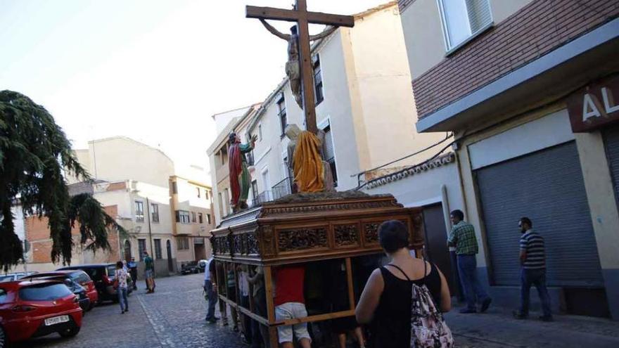 El paso, poco después de su salida por la puerta trasera del Museo de Semana Santa