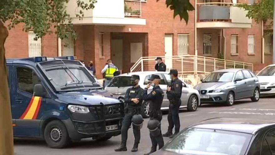 Agentes de la Policía Nacional durante la redada.