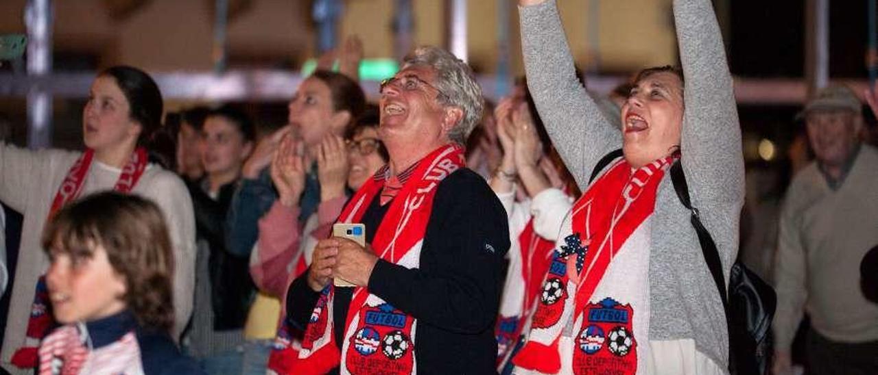 Aficionados del Estradense celebran el ascenso el pasado domingo ante el consistorio. // Bernabé